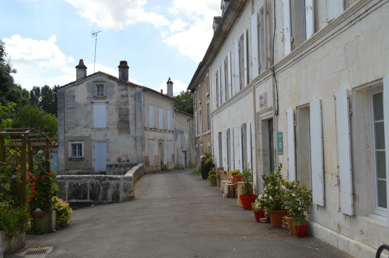 Le Moulin De Bassac Bed & Breakfast Exterior photo